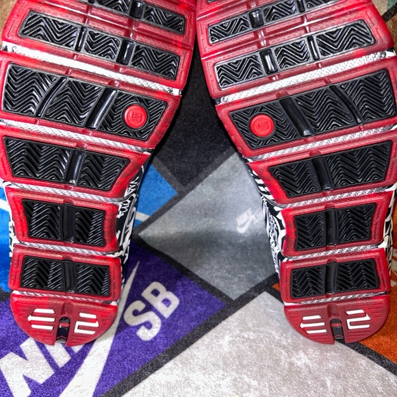 Nike Zoom LeBron 4 2023 Graffiti Size 10.5 for Men in Color White Black and Red - Picture 10 of 10